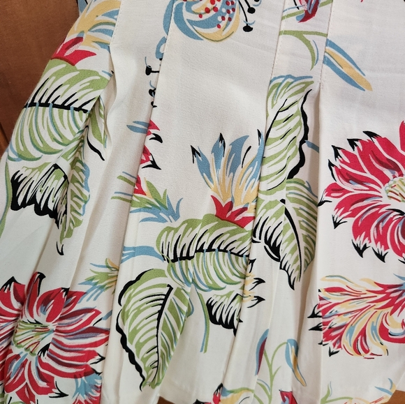 NINE WEST Floral Tropical Pleated Skirt, Size 10. Like new condition, smoke free - Picture 2 of 4